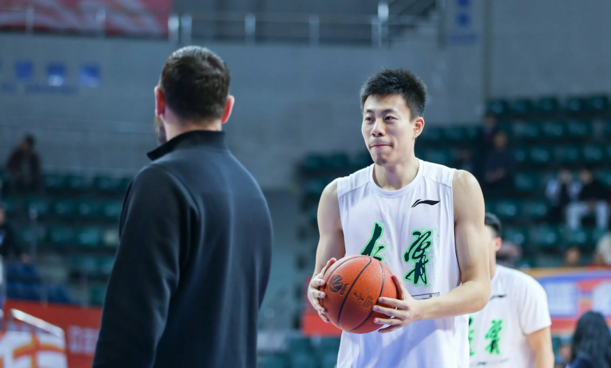 张镇麟离队原因大瓜！在辽篮或很不顺心，与队内某人意见不统一